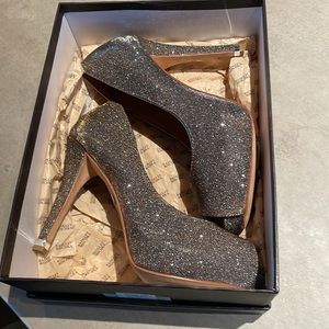 HOT- Classic Designer - Original in Box- Design is Truly Beautiful